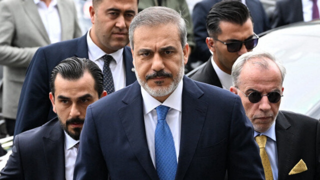 Bakan Fidan '3. taraflar bu tesislerden uzak durun' diyerek duyurdu: PKK/YPG'nin kontrolündeki tüm tesisler meşru hedef!