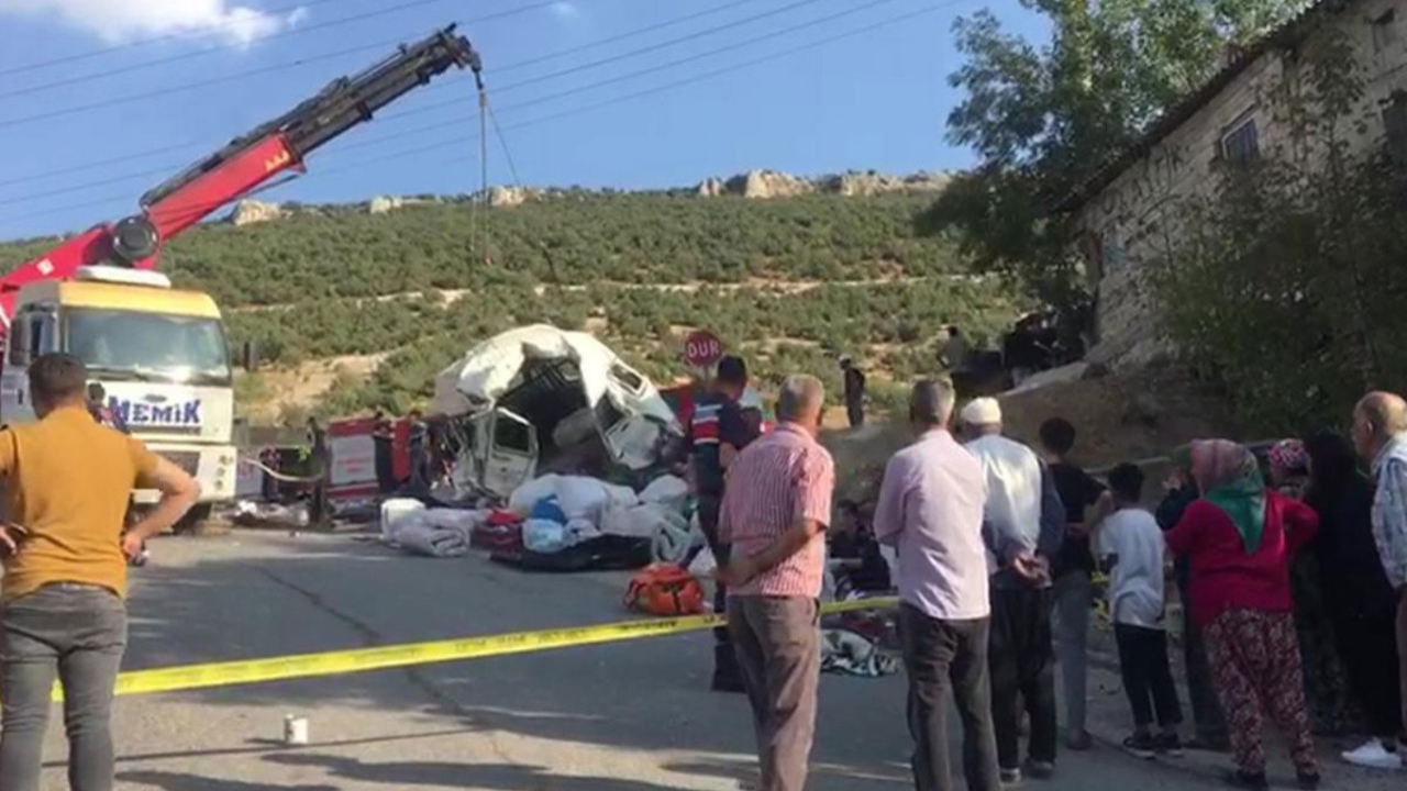 Gaziantep'te katliam gibi kaza! Kamyon yoldaki araçlara çarptı: 5 ölü 17 yaralı var...