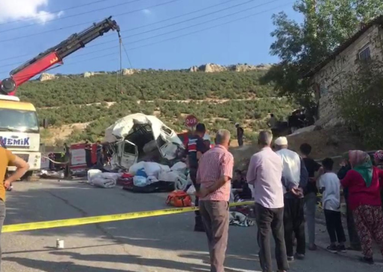 Gaziantep'te katliam gibi kaza! Kamyon yoldaki araçlara çarptı: 5 ölü 17 yaralı var...