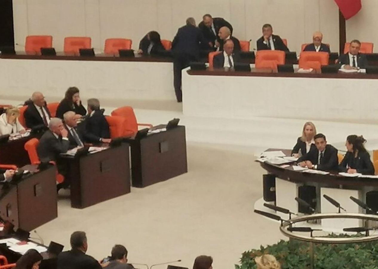 TBMM'de koltuk kavgası! Genel Kurul’a ara verildi...