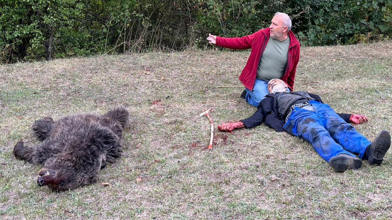Artvin'de ayı saldırısı! Komşuları yaşlı adamı ayıyı vurarak kurtardı