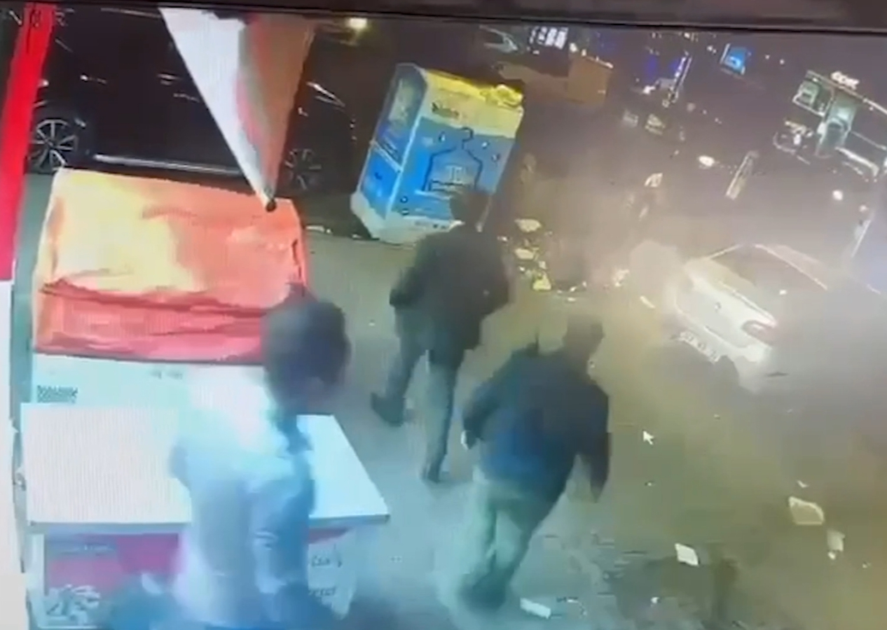 Esenyurt'ta kavgayı izleyen esnafı kafasından bıçakladılar!