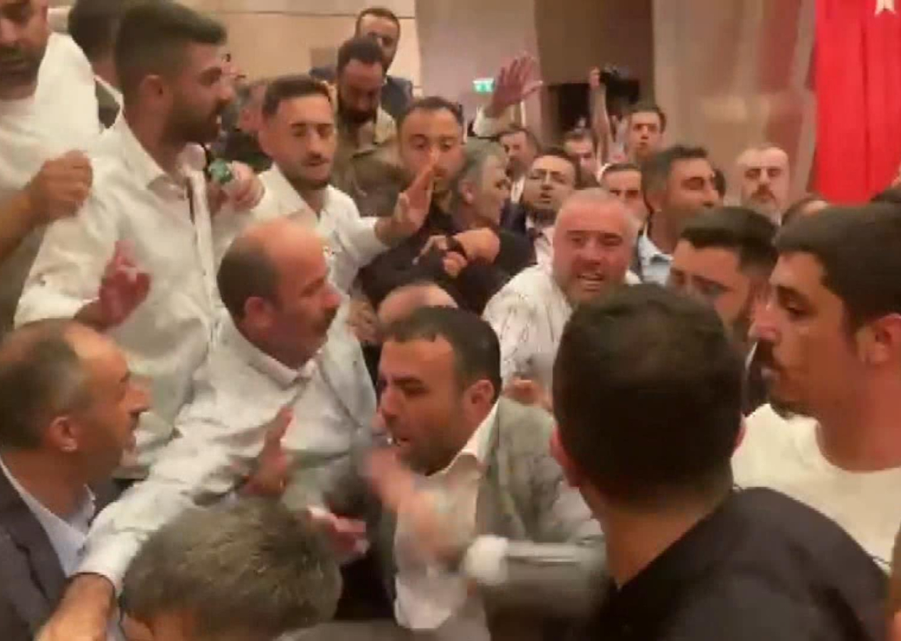 Biz kaç oldu saymayı bıraktık: CHP İstanbul İl Kongresi'nde yumruklar havada uçuştu!