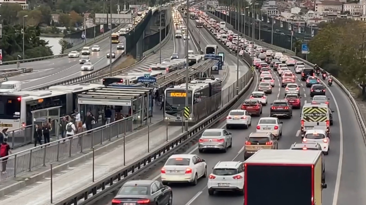 Yola çıkacaklar dikkat: İstanbul'da haftanın ilk günü trafik durma noktasına geldi
