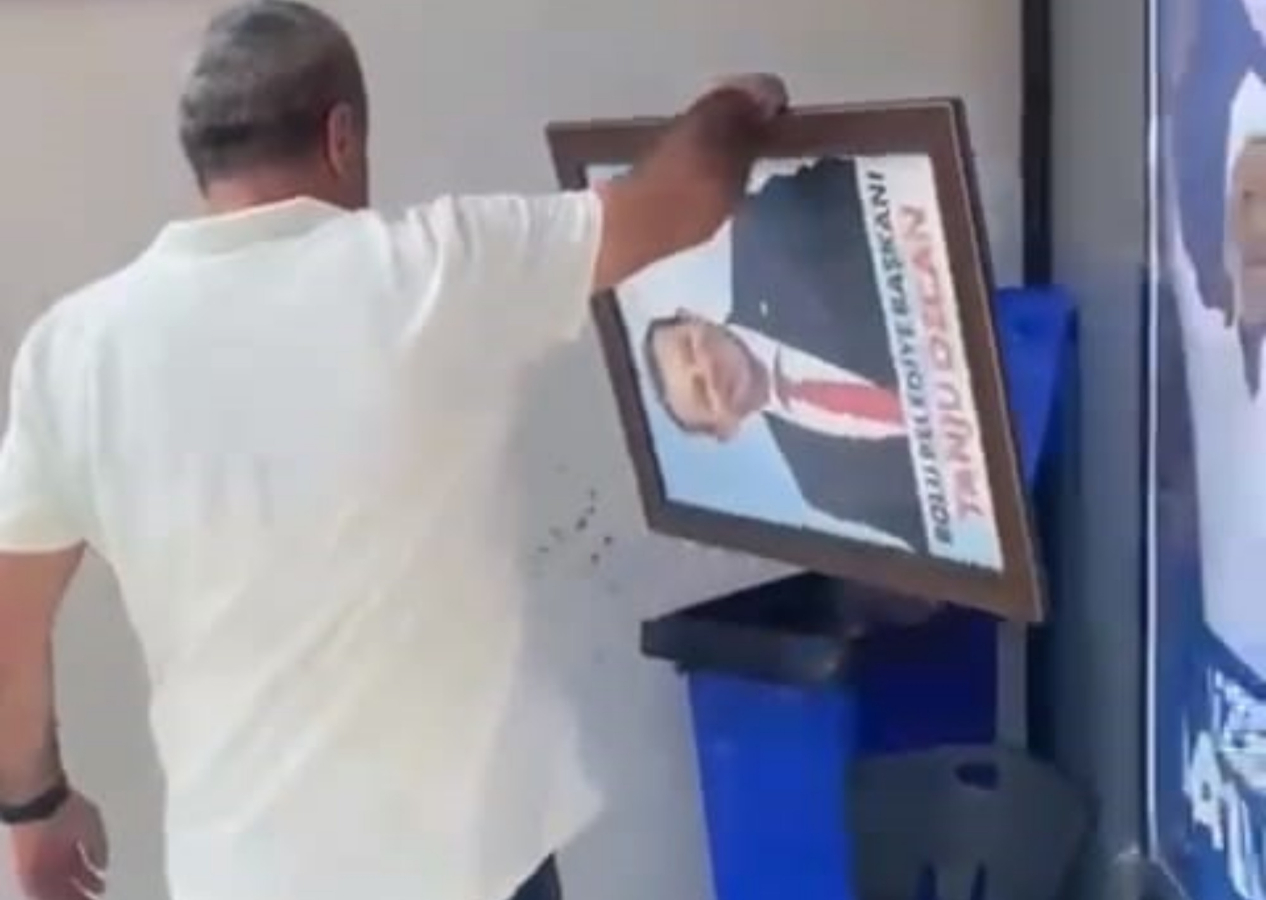 İhracı kesinleşen Tanju Özcan'ın CHP binasındaki fotoğrafı çöpe atıldı