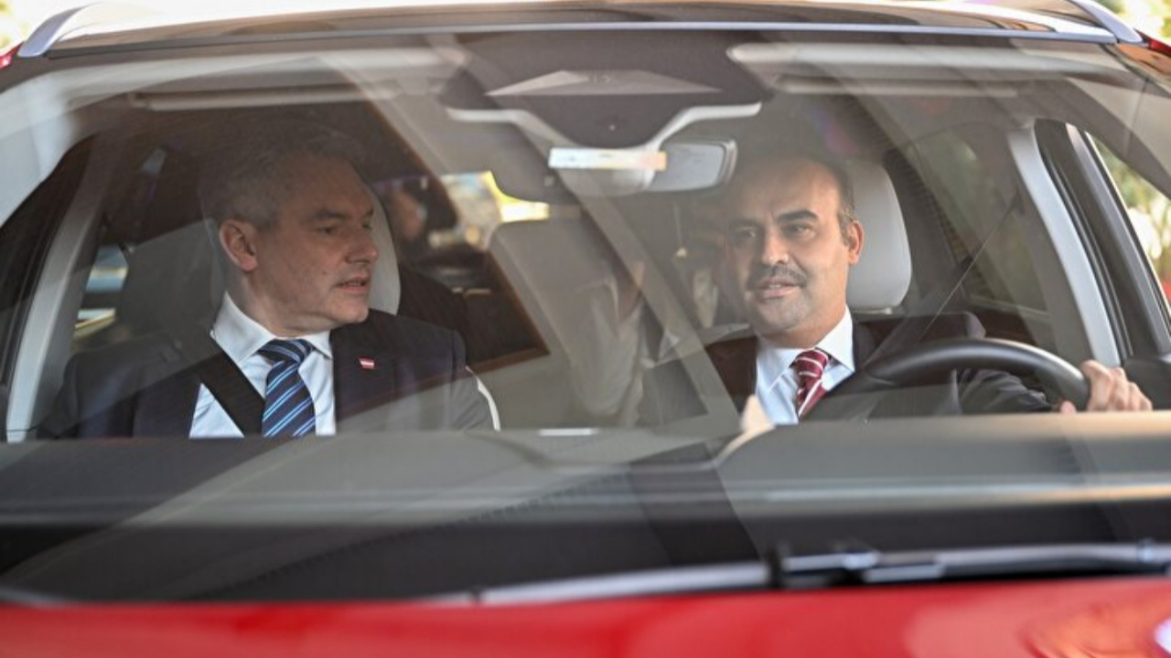 Bakan Kacır, Avusturya Başbakan'ı Nehammer'i, TBMM'ye Togg ile bıraktı