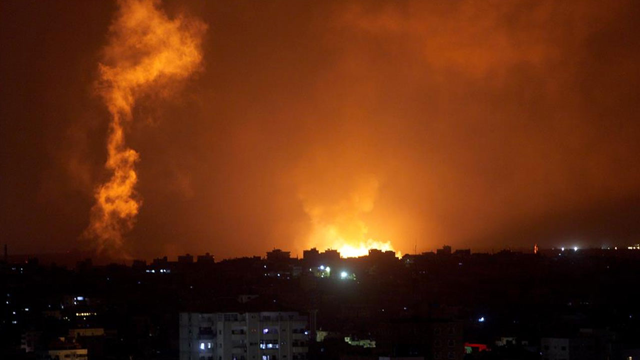 İsrail kanlı saldırıya devam ediyor! Gazze'ye bombardıman!/CANLI