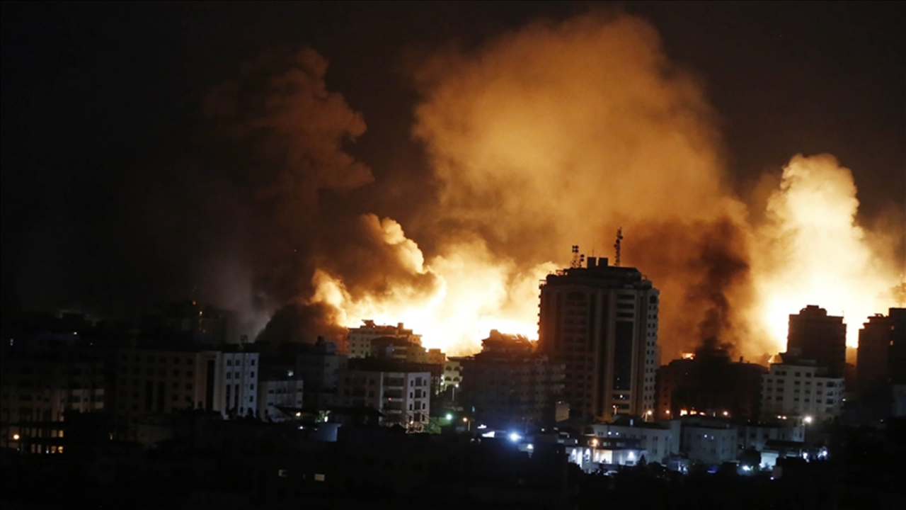İşgalci İsrail'in Gazze'ye düzenlediği hava saldırısında Filistinli iki gazeteci hayatını kaybetti