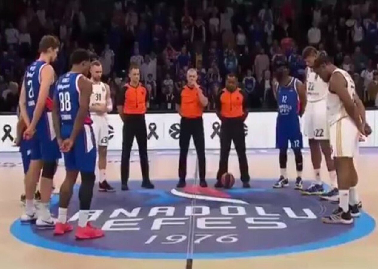 Sinan Erdem Spor Salonu'nda, katil İsrail için saygı duruşu!