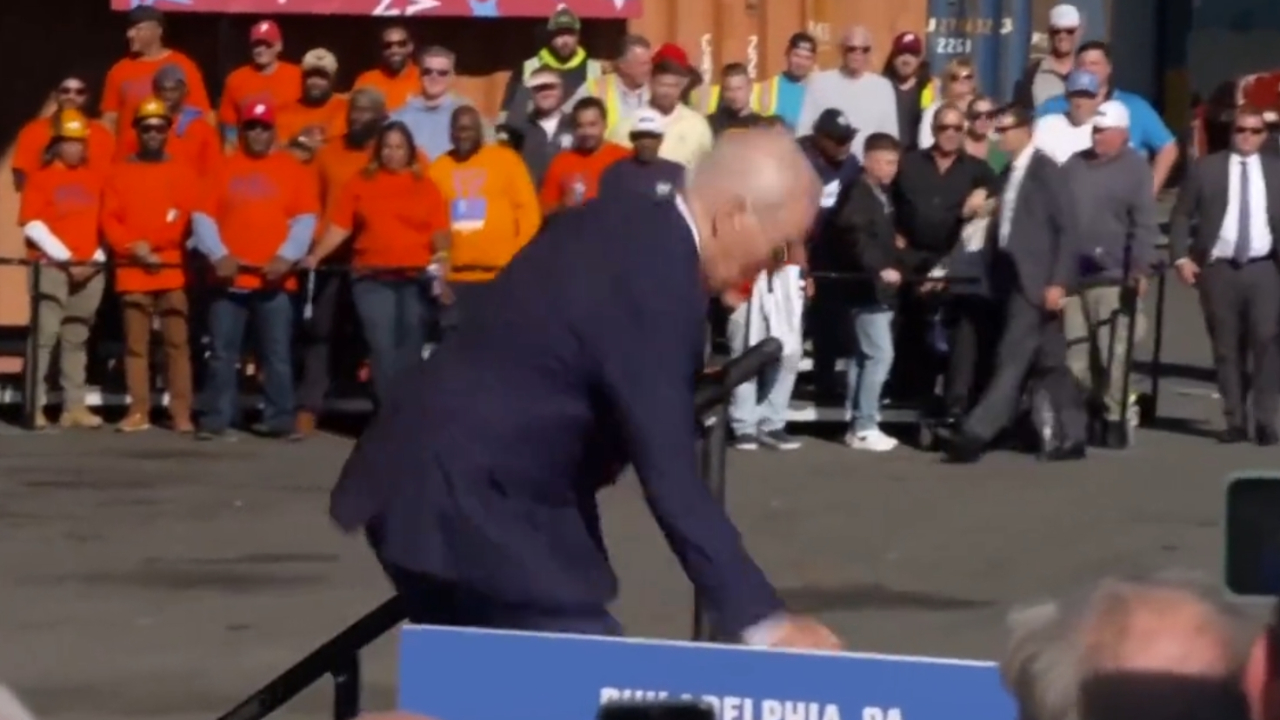 Joe Biden bildiğiniz gibi: Az kalsın yere kapaklanıyordu