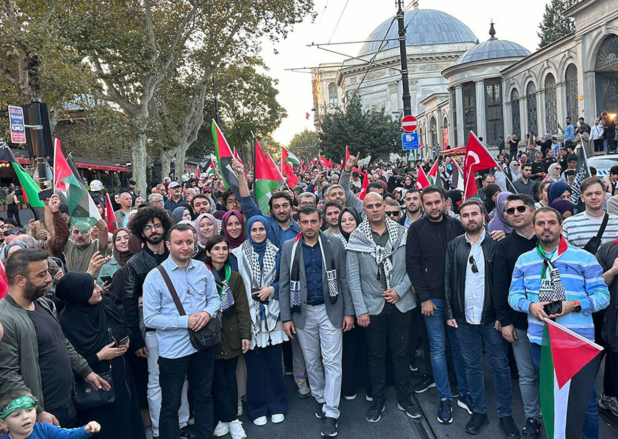 İstanbul’da Filistin’e destek yürüyüşü! Binlerce kişi Beyazıt Meydanı’nda toplandı! Selçuk Bayraktar en önde katıldı
