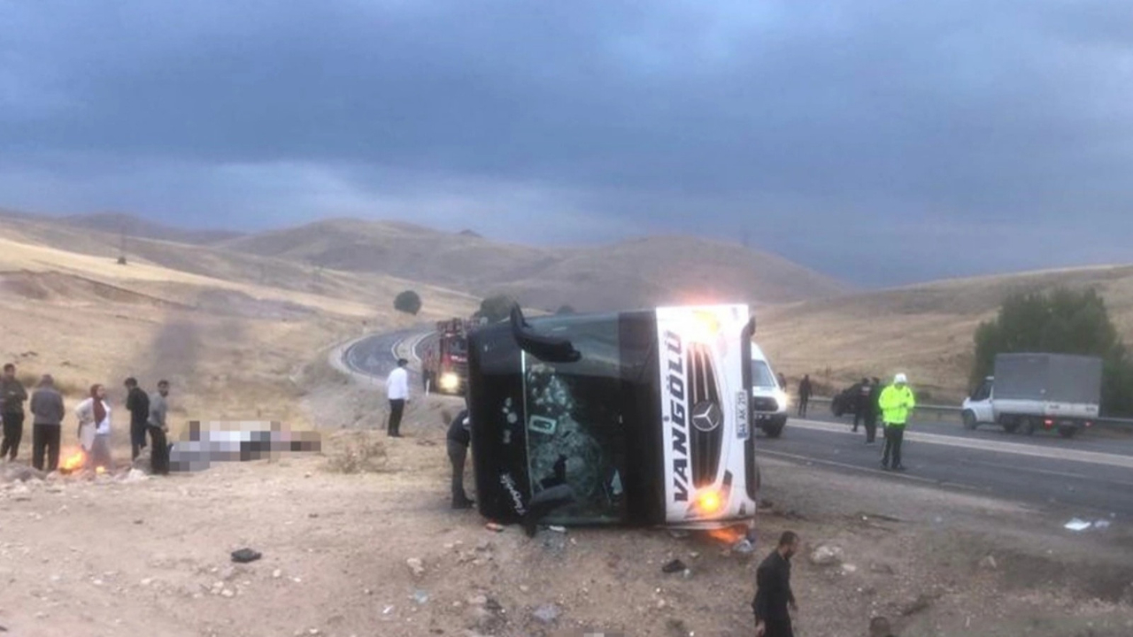 Sivas'ta yolcu otobüsü devrildi! Çok sayıda ölü ve yaralı var...
