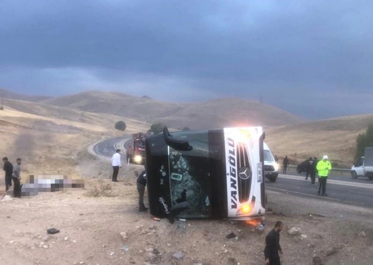 Sivas'ta yolcu otobüsü devrildi! Çok sayıda ölü ve yaralı var...