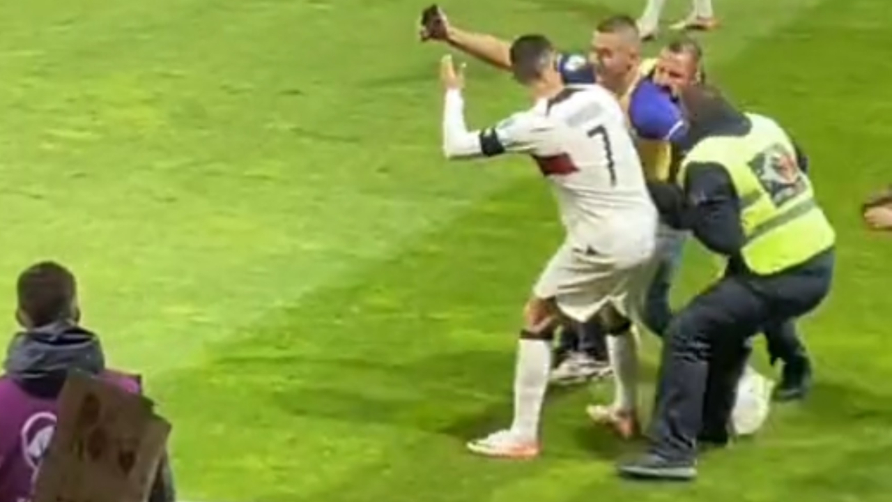 Sahaya atlayan taraftar Ronaldo'yu korkuttu! Ne yapacağını şaşırdı