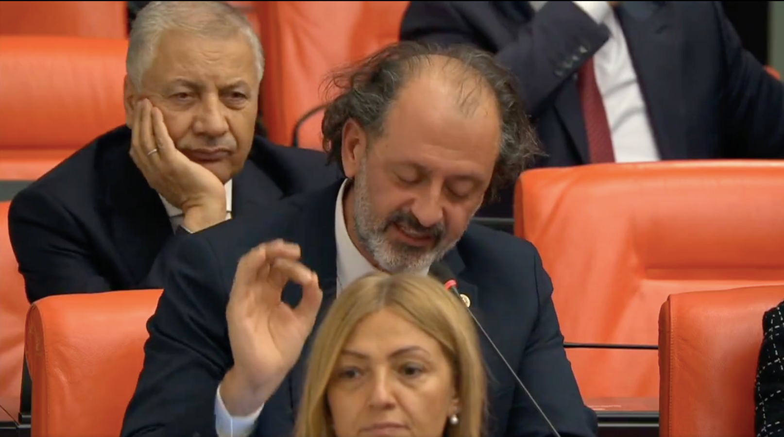 AK Parti'li vekil Yücel Arzen'den dikkat çeken 'Bir dakika' şiiri: Katilin katil olduğunu söylemeye One Minute yeter!