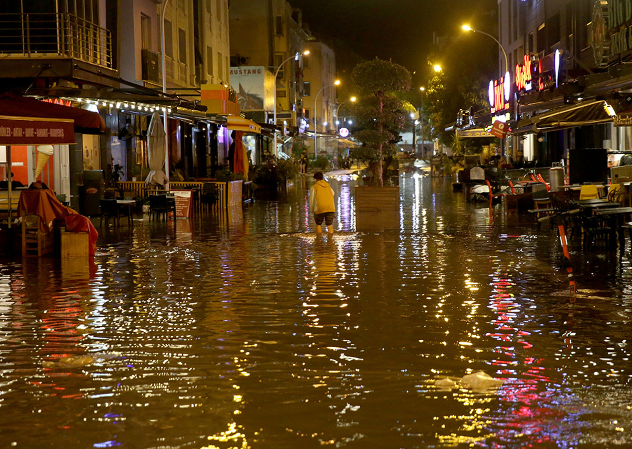Fethiye'de sağanak yağış su birikintilerine neden oldu