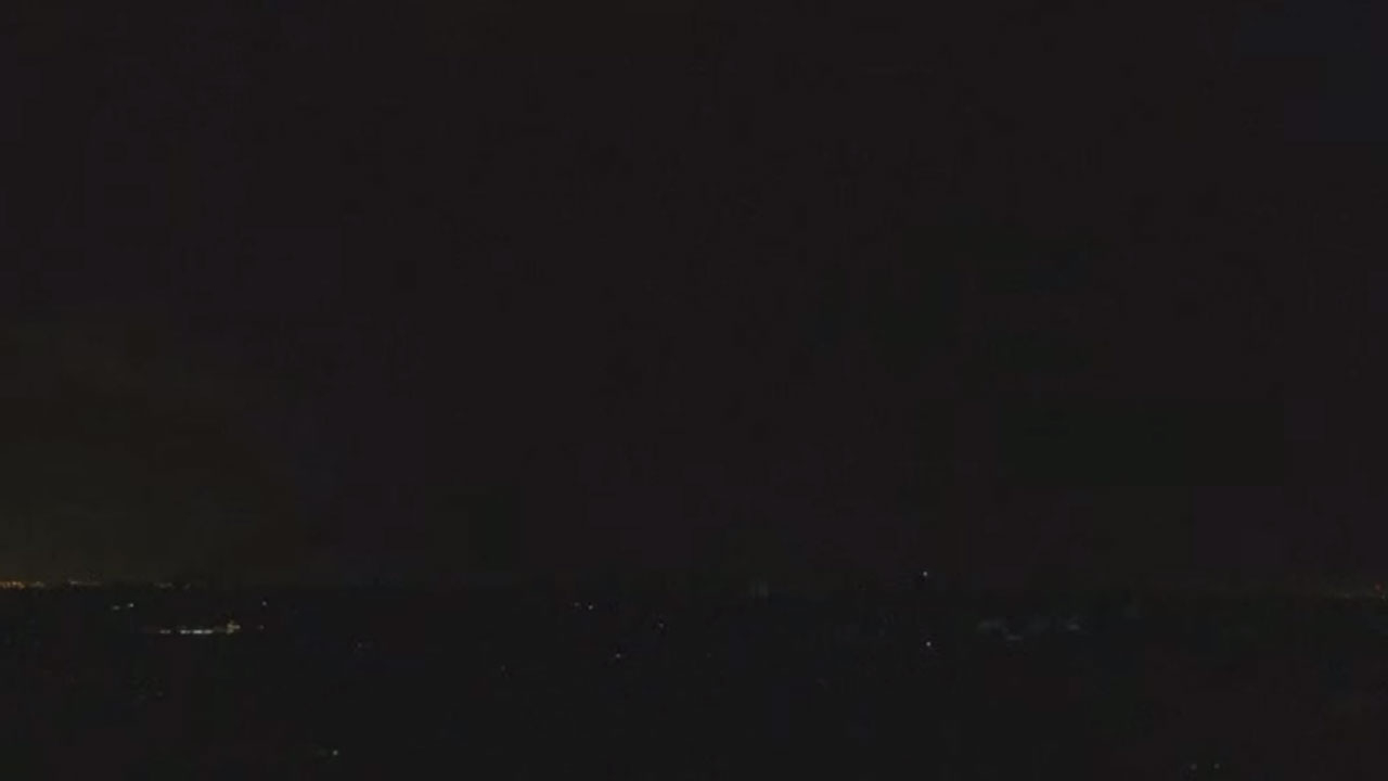Gazze tamamen karardı! İsrail'in bombardımanı sürüyor / CANLI YAYIN