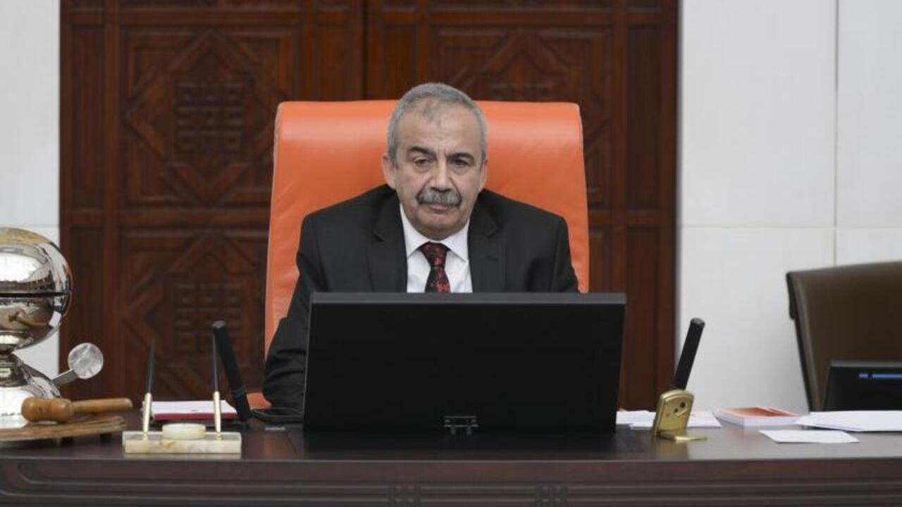 Meclisi yönetiyor ama yurt dışına çıkışı yasak!
