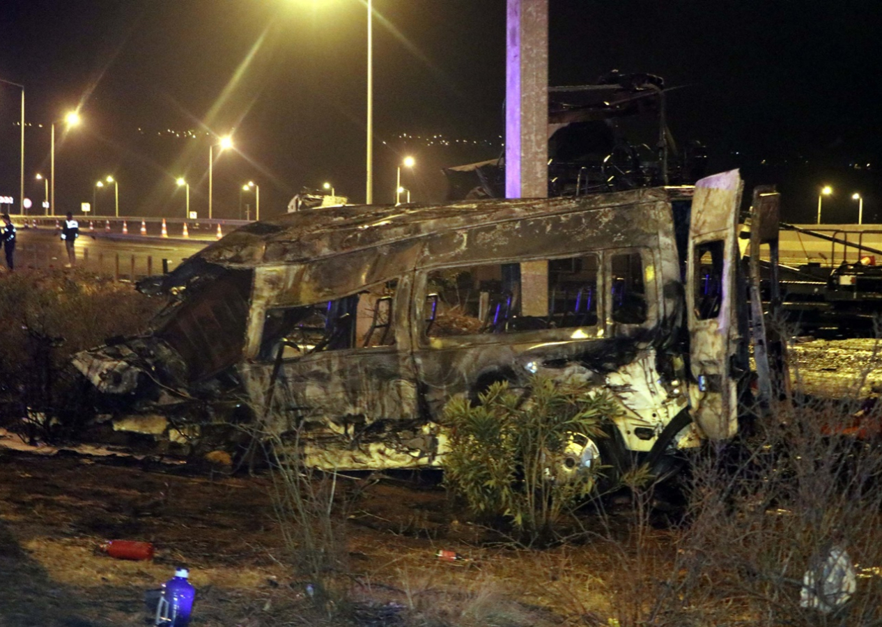 Freni boşalan tanker ölüm saçtı! Minibüs ve iş makinesi alev aldı: Ölü ve yaralılar var