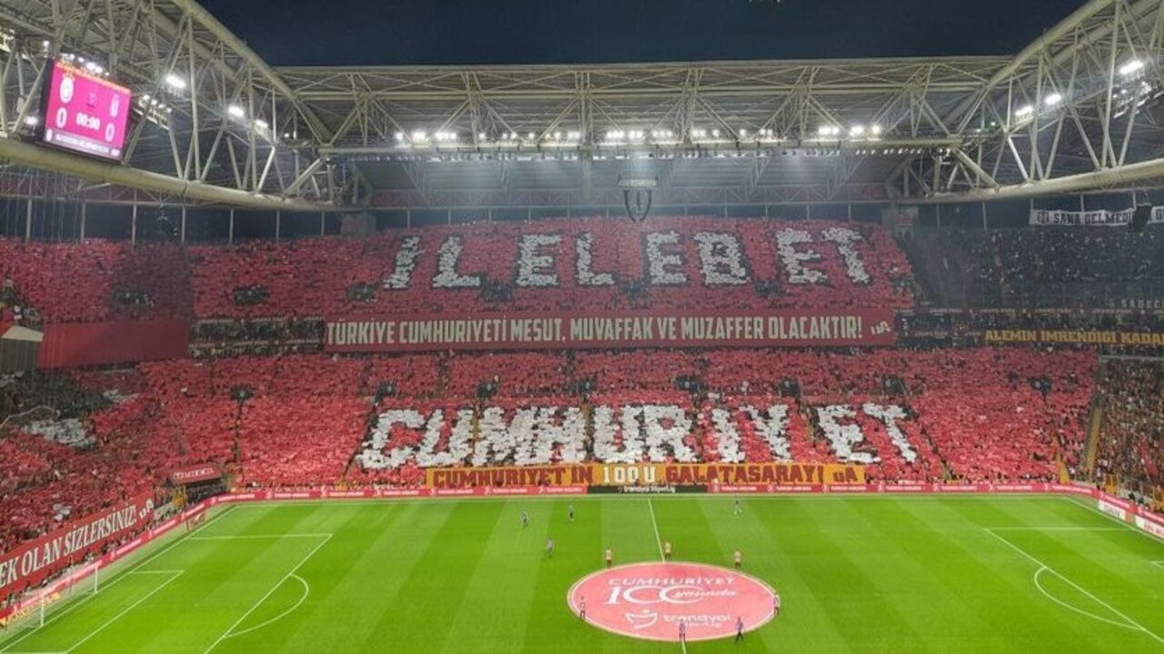 Galatasaray taraftarından Beşiktaş derbisine özel koreografi!