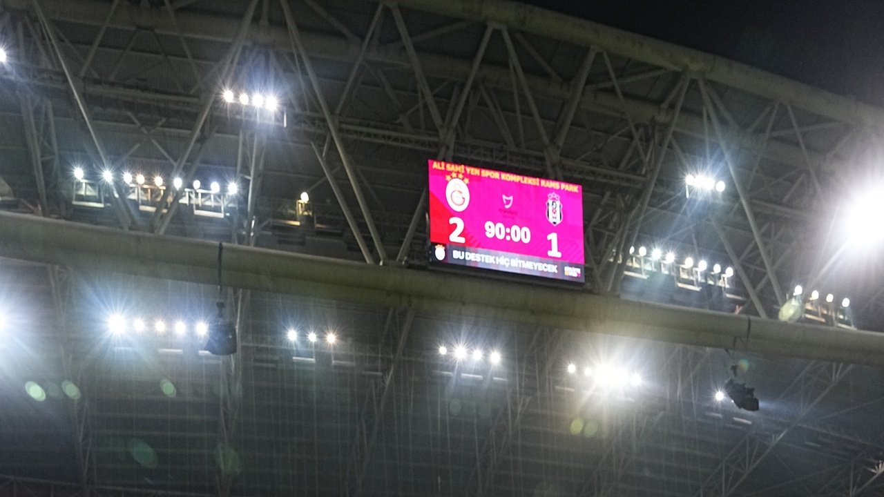 Galatasaray'dan Beşiktaş'a flaş gönderme: Geri gidiyorlar