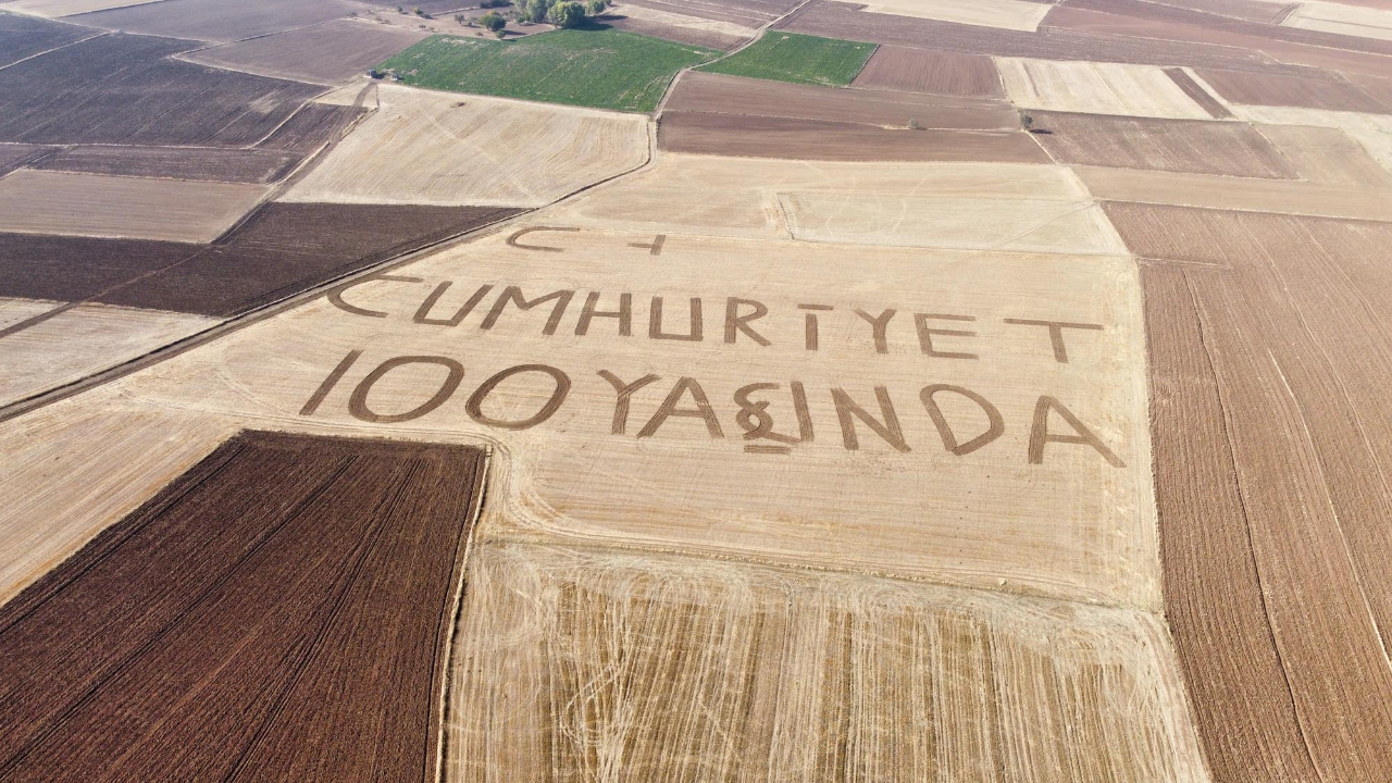 Yozgatlı çiftçi, Cumhuriyet'in 100. yılı nedeniyle tarlasına "Cumhuriyet 100 yaşında" yazdı