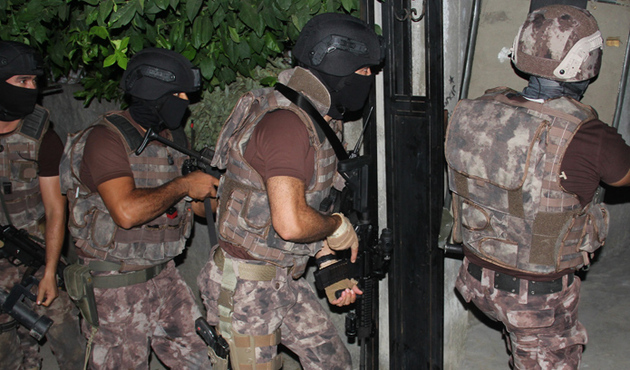 İstanbul'da 12 adrese  operasyon