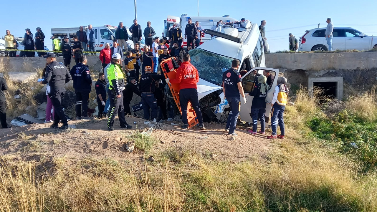 Ankara'da feci kaza: İşçi servisiyle kamyonet çarpıştı...