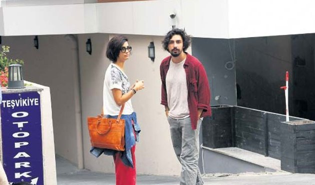 Tuba Büyüküstün ve sevgilisi Umut Evirken objektiflere yakalandı!