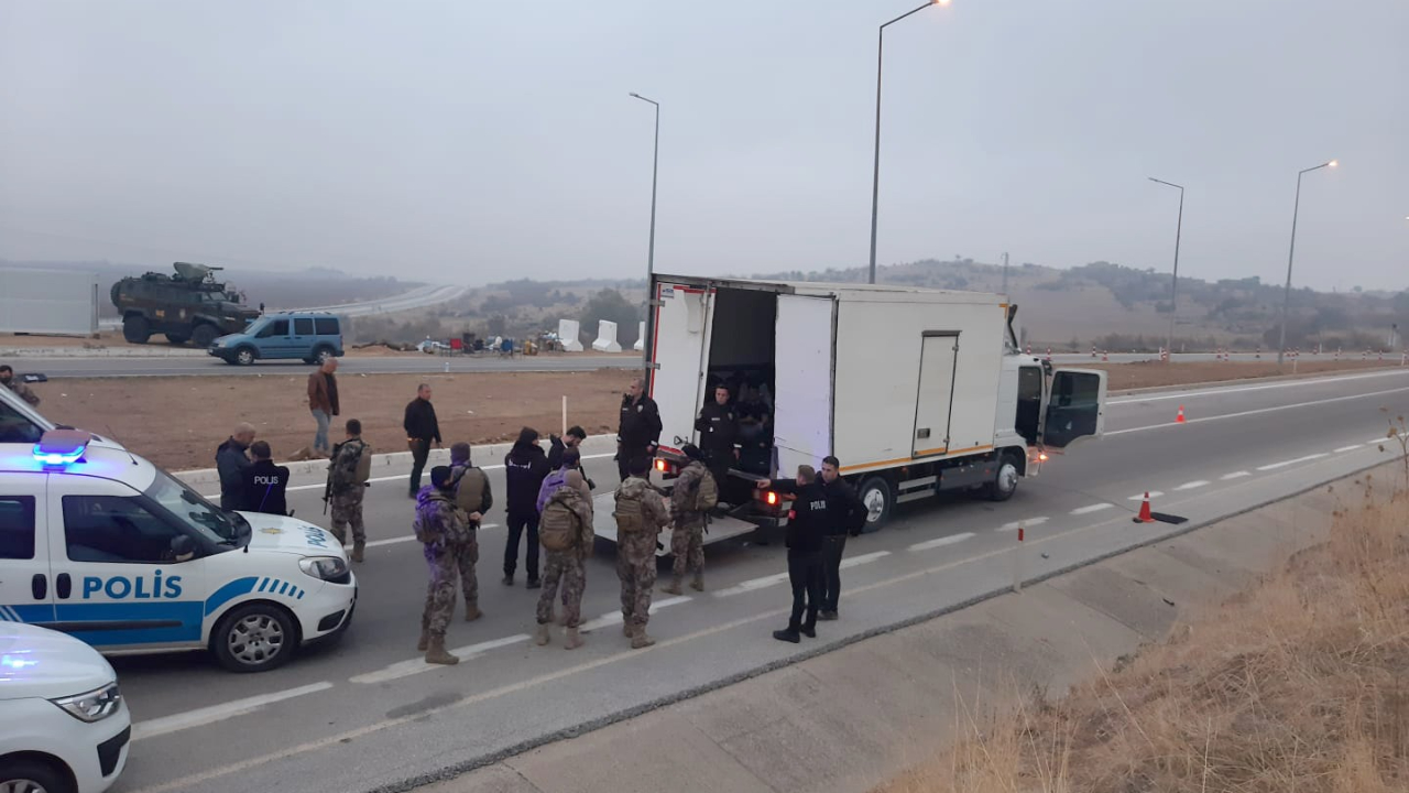 Kamyonet kasasından 51 düzensiz göçmen çıktı