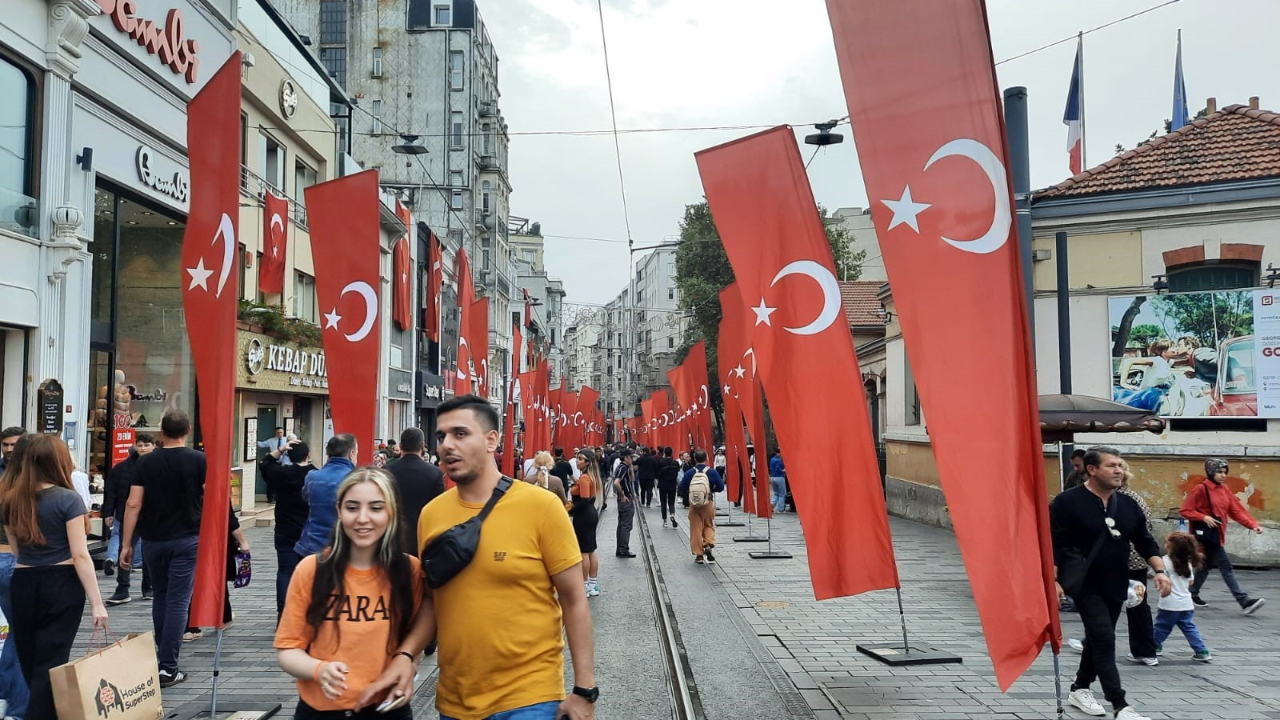 100'üncü yıl heyecanı... İstiklal Caddesi Türk Bayraklarıyla donatıldı