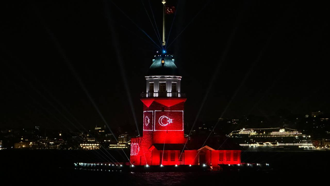 Kız Kulesi Türk bayrağı ile ışıklandırıldı
