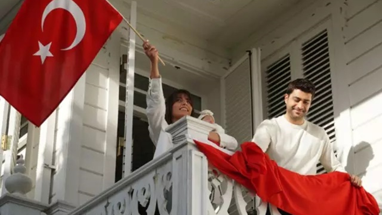 Kızılcık Şerbeti ve Yalı Çapkını dizisinden Cumhuriyet'in 100. yılına özel sahne! Bayraklar asıldı, o anlar sosyal medyada gündem oldu