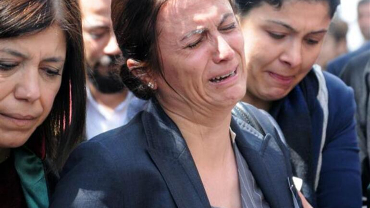 Türkan Elçi, eşi Tahir Elçi'nin öldürüldüğü yerde gözyaşı döktü