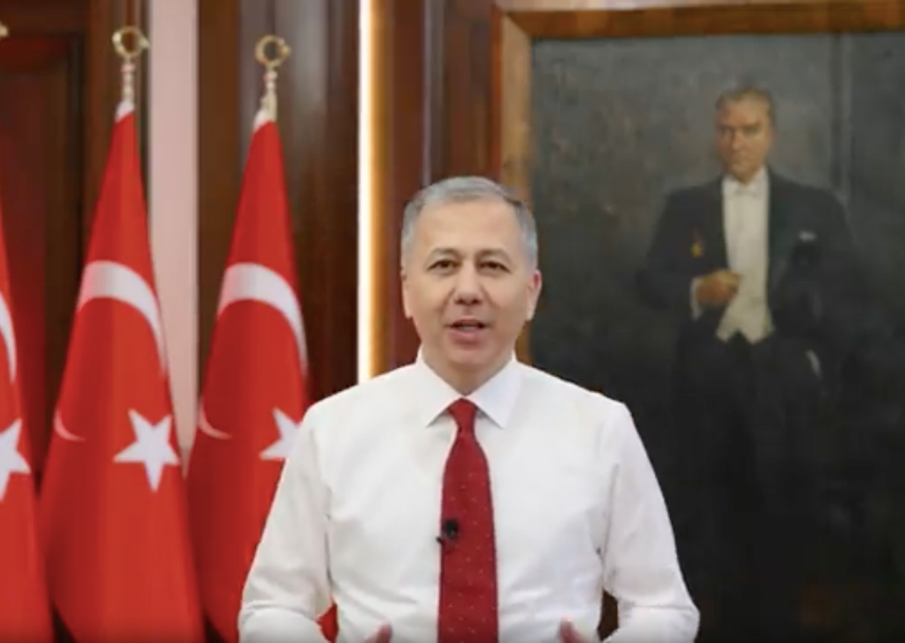 Bakan Yerlikaya'dan takdir toplayan 100. yıl mesajı! "Cepheye mermi taşıyan nenelerimizin son vasiyetidir"