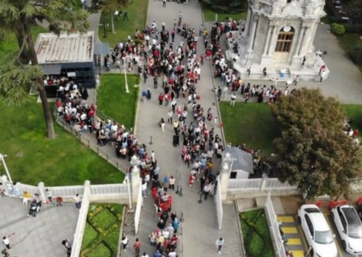Dolmabahçe'de 100'üncü yıl çoşkusu! Uzun kuyruklar oluştu