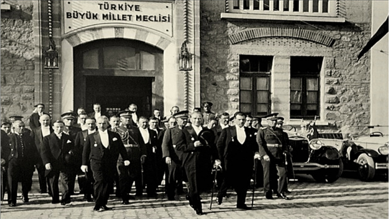 Ünlülerden 29 Ekim Cumhuriyet Bayramı ve Cumhuriyet'in 100. yılı kutlama mesajları