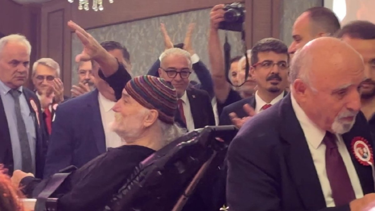 Ünlü şarkıcıdan korkutan anlar! Sahnede fenalaştı, hastaneye kaldırıldı