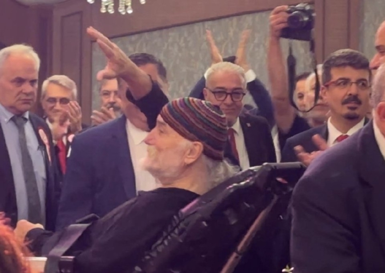 Ünlü şarkıcıdan korkutan anlar! Sahnede fenalaştı, hastaneye kaldırıldı