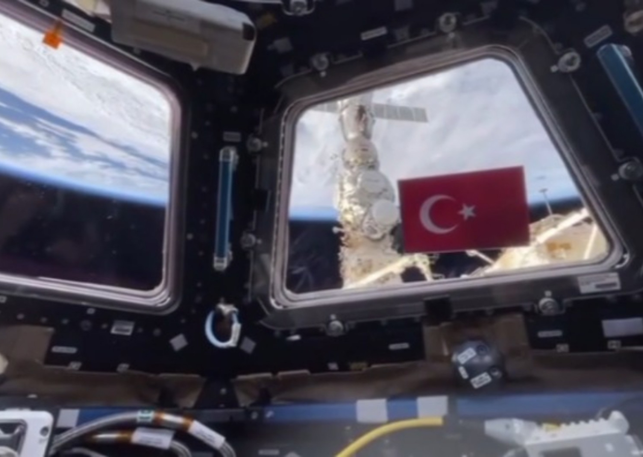 Uluslararası Uzay İstasyonu’nda Türk bayrağı! Rus kozmonot Cumhuriyet’in 100. yılını uzaydan kutladı