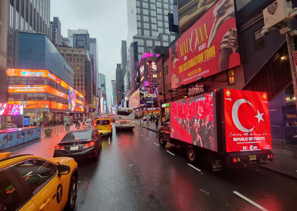 Türk bayraklarıyla donatılmış kamyonlar New York sokaklarında!