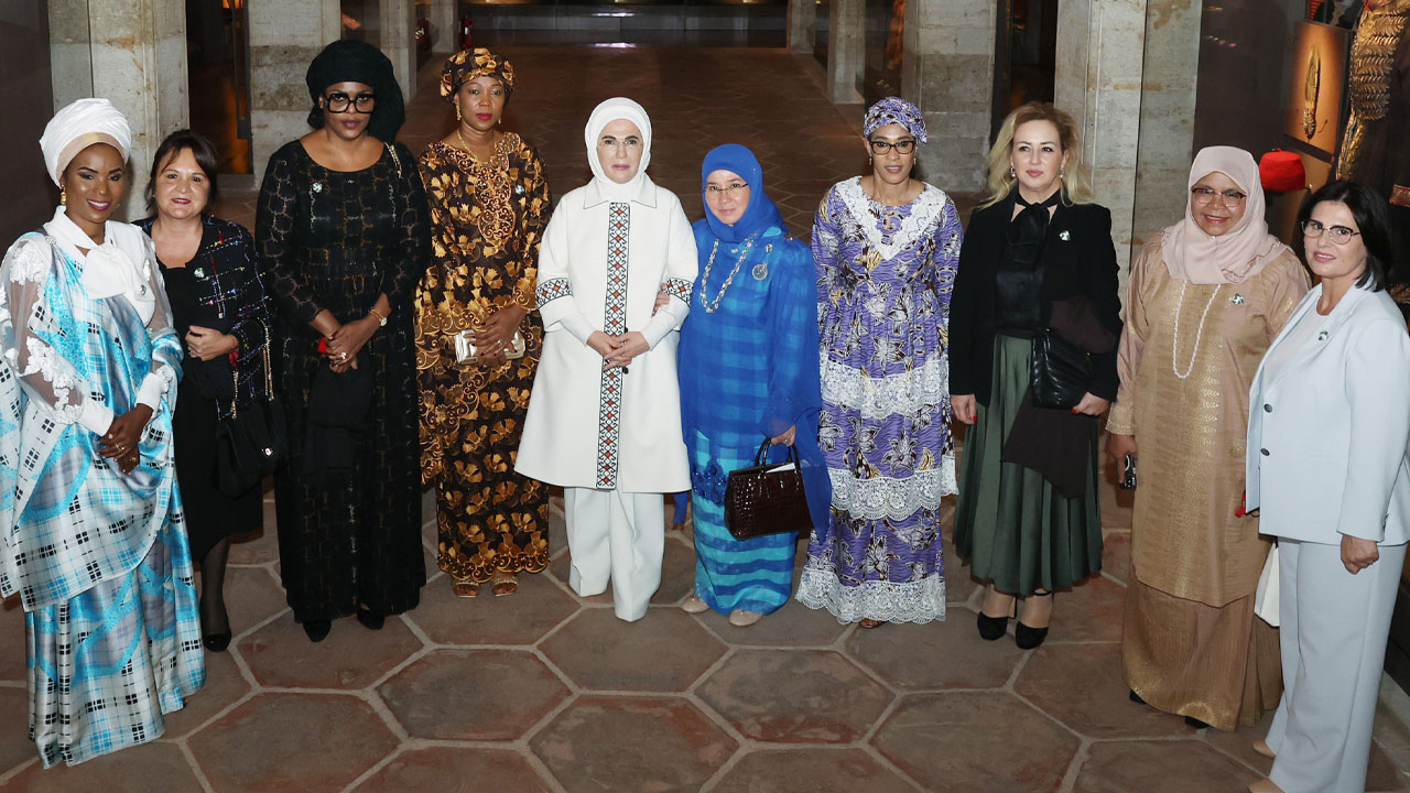 Emine Erdoğan devlet başkanlarının eşleriyle Topkapı Sarayı'nı gezdi