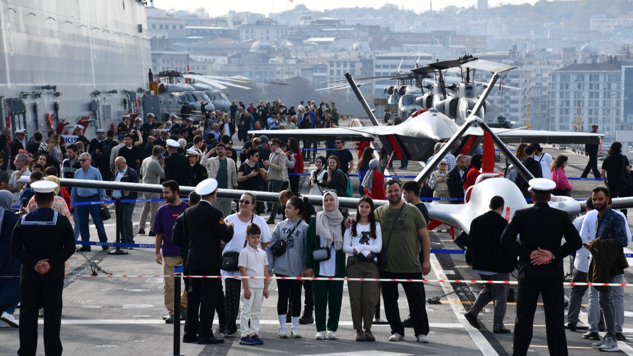 İstanbul'un göbeğinde SİHA'larla gövde gösterisi! Vatandaş akın etti