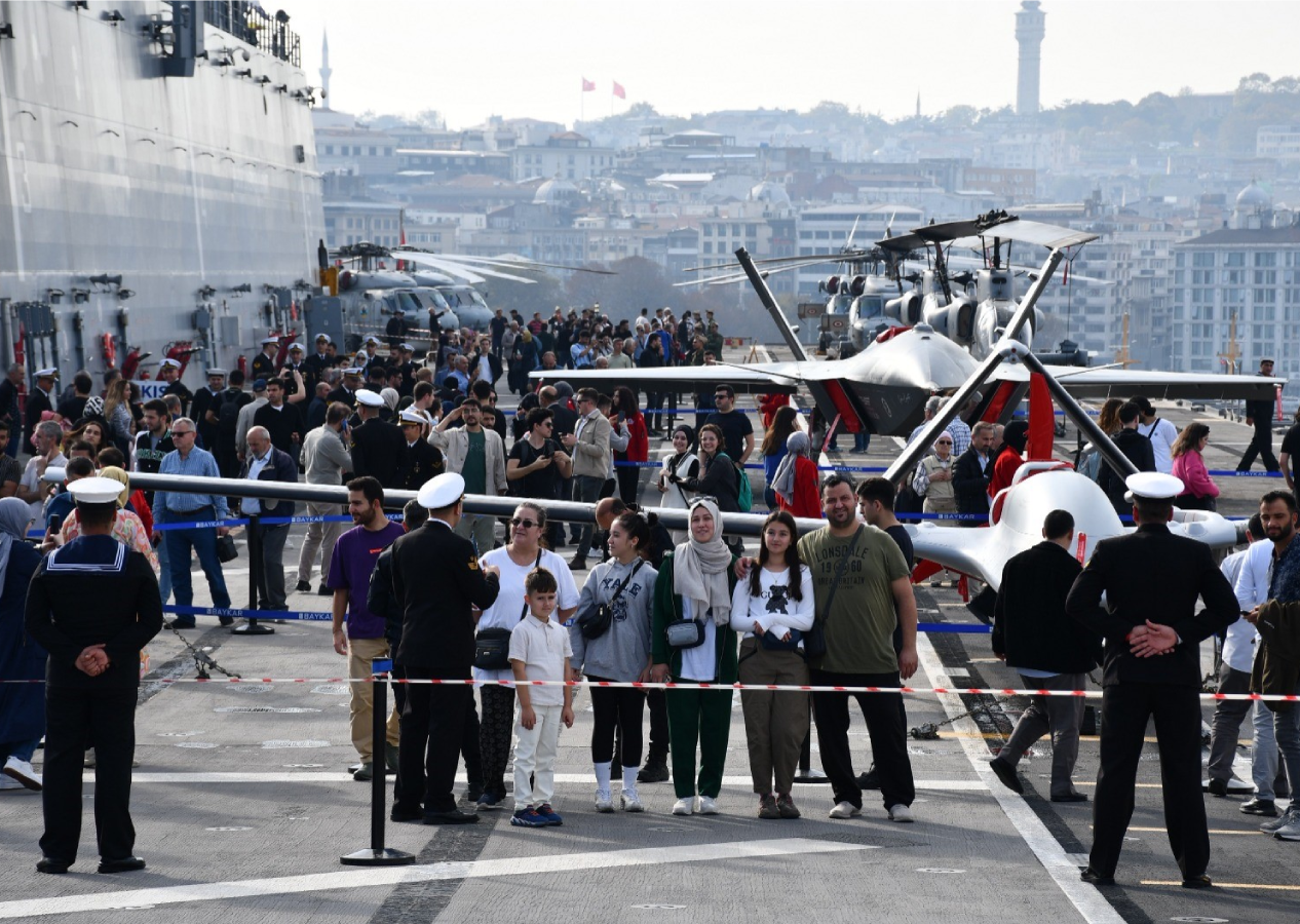 İstanbul'un göbeğinde SİHA'larla gövde gösterisi! Vatandaş akın etti