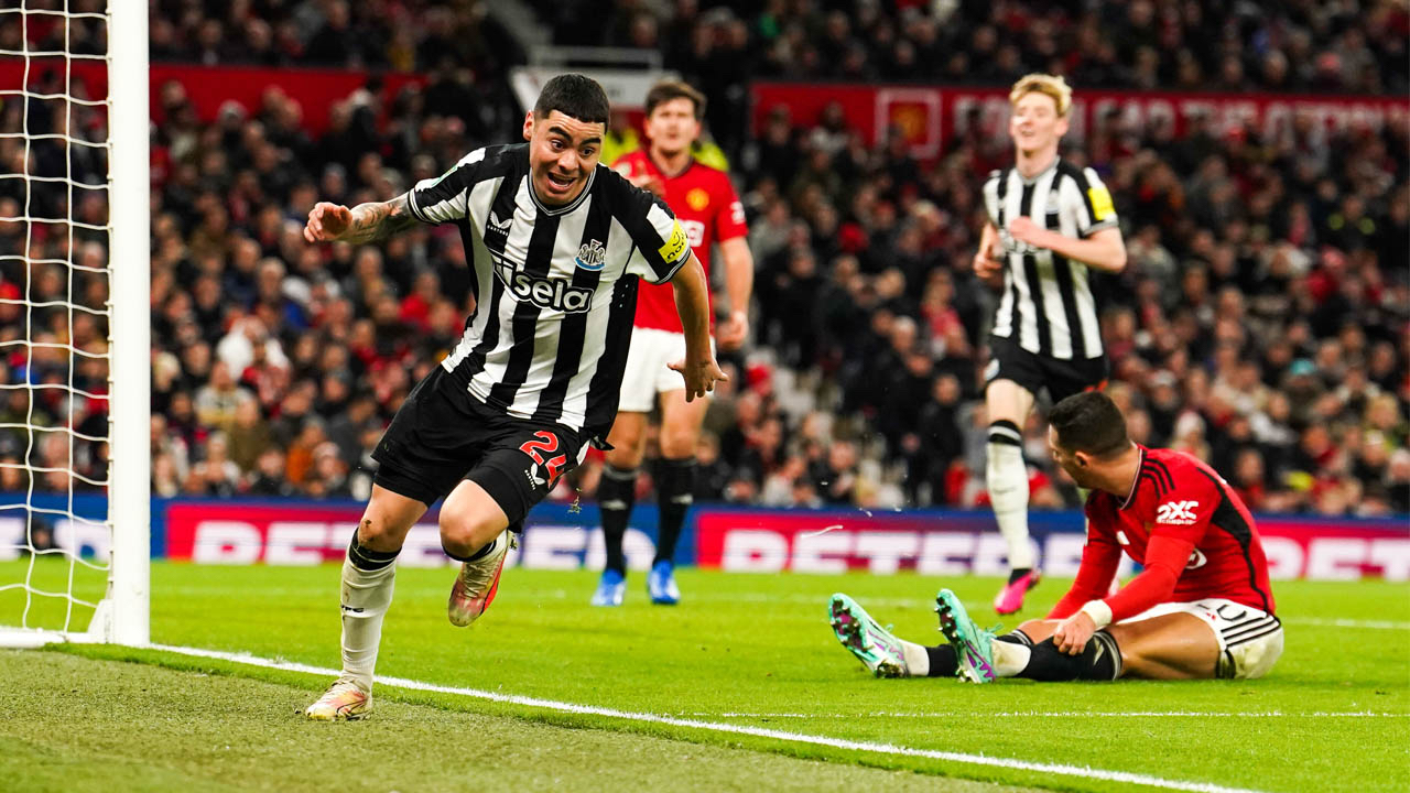 Manchester United'a büyük şok! Newcastle 3-0'la kupanın dışına itti