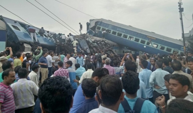 Hindistan'da tren faciası! Çok sayıda ölü ve yaralı...