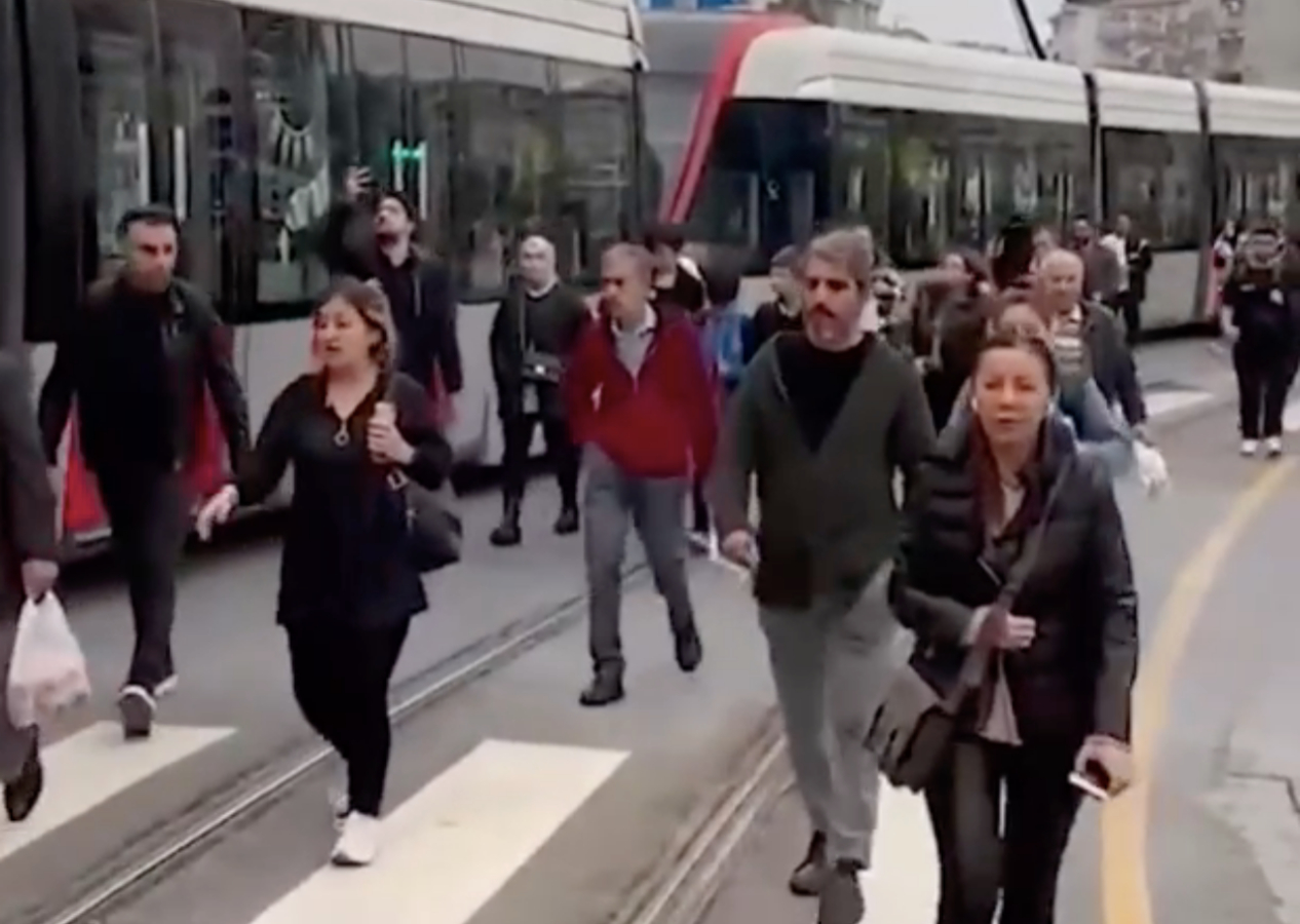İstanbul'da vatandaşlar yine yolda kaldı! Kabataş-Bağcılar Tramvay'ı Güngören'de raydan çıktı...