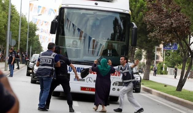 Cumhurbaşkanı Erdoğan ile konuşmak istedi, yanlış otobüsün önüne atladı!