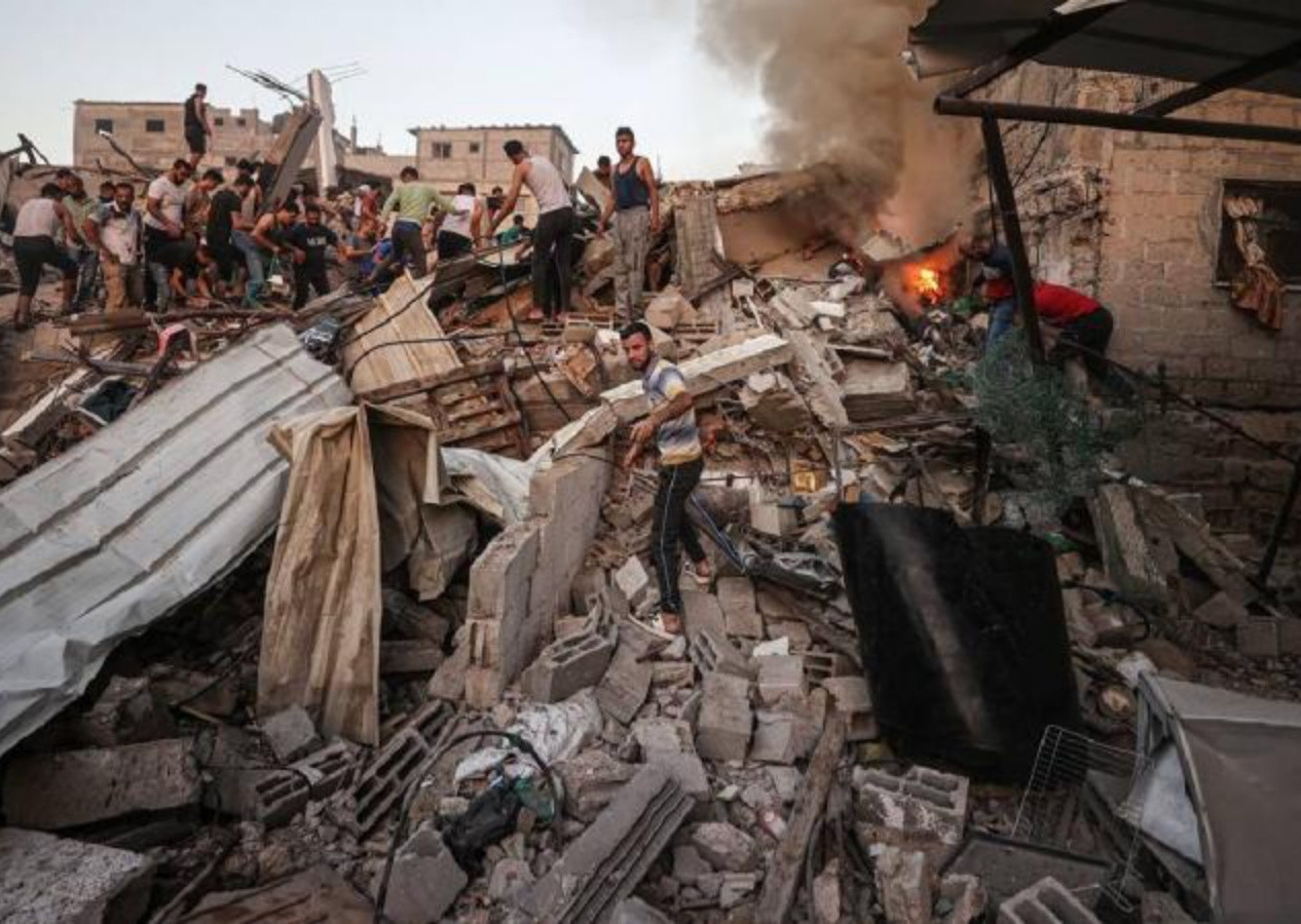 İsrail binlerce Filistinlinin sığındığı El-Fahura Okulu'nu bombaladı! Ölü ve yaralılar var....