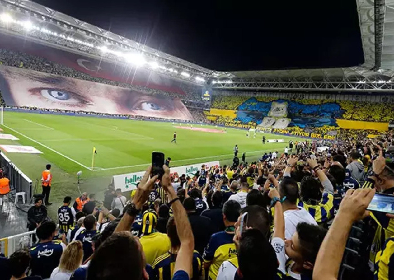 Kadıköy'de görsel şölen: ''Cumhuriyetin Feneri aydınlatıyor bizleri''